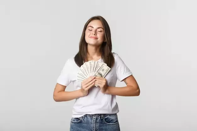 Mulher sorrindo segurando várias cédulas