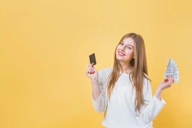 mulher sorrindo com dinheiro e cartão nas mãos